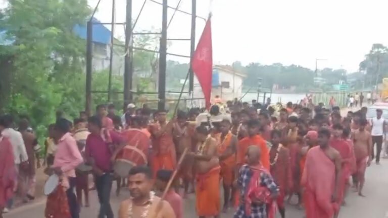 चाकुलिया में पांच दिवसीय चड़क पूजा संपन्न, भक्तों ने अंगारों पर चलकर दिखाई शिव भक्ति