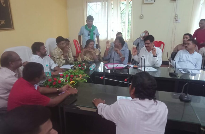 चाकुलिया में बिजली समस्याओं को लेकर हुई बैठक, जल्द समाधान का आश्वासन