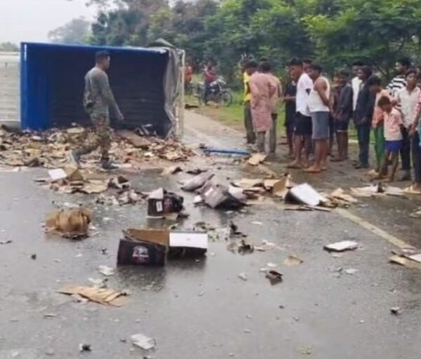 सरायकेला: चौका में शराब से भरा वाहन पलटा, लोगों में बोतलें लेने की होड़
