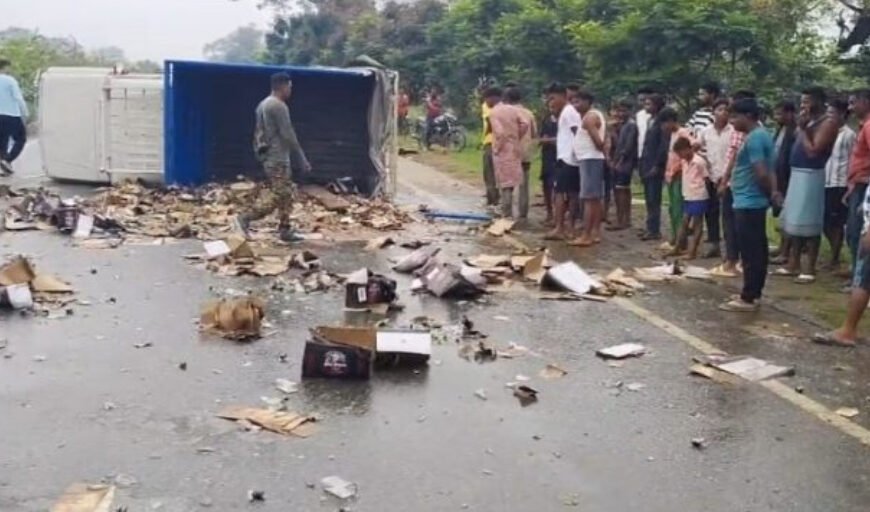 सरायकेला: चौका में शराब से भरा वाहन पलटा, लोगों में बोतलें लेने&hellip;