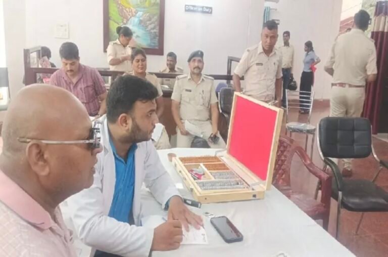 आदित्यपुर थाना में पुलिसकर्मियों की आंखों की मुफ्त जांच