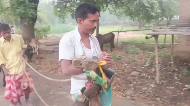 यूपी: महिला से गलत काम की कोशिश, गांव वालों ने आरोपी को पकड़कर गांव में घुमाया
