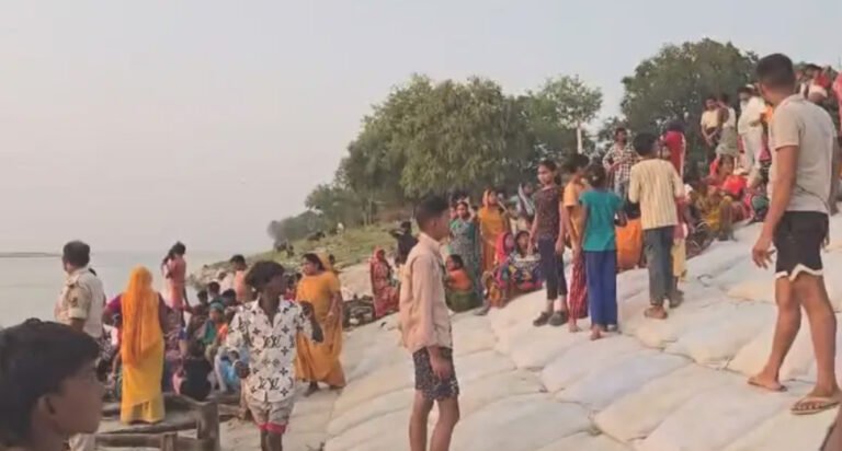 बिहार में गंगा स्नान के दौरान बड़ा हादसा, तेज बहाव में बहे दो युवक, तलाश जारी