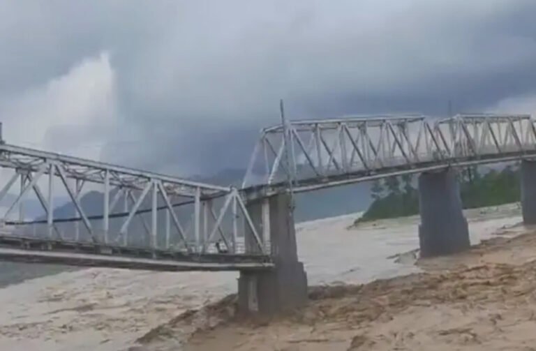 असम और अरुणाचल में बारिश का कहर, पुल बहा, रेल सेवा प्रभावित, बाढ़ में तीन लोगों की मौत