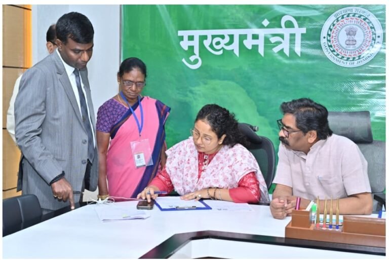 JHARKHAND : सीएम हेमंत सोरेन ने खुद भरा SIR फॉर्म सही वोटर लिस्ट ही निष्पक्ष चुनाव की बुनियाद लोगों से समय पर फॉर्म भरने की अपील
