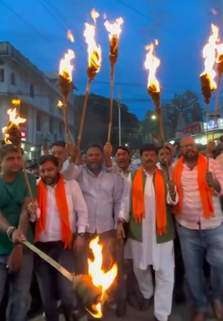 JHARKHAND: हिमांशु सिंह हत्याकांड के विरोध में भाजपा का मशाल जुलूस, 3 जुलाई के जमशेदपुर बंद को सफल बनाने की अपील