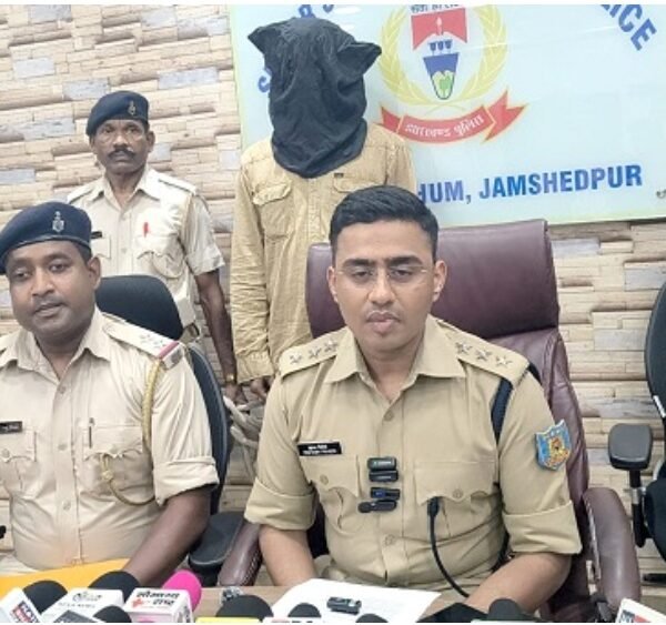 JAMSHEDPUR : सिदगोड़ा में 275 पुड़िया BROWN SUGAR के साथ हिस्ट्रीशीटर गिरफ्तार महिला साथी के&hellip;