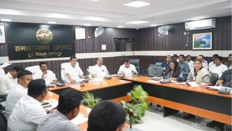 JHARKHAND : जमशेदपुर के उपायुक्त ने वीबीजी ग्राम पीएम आवास और अबुआ आवास योजनाओं की समीक्षा की पंचायतों में योजनाओं में तेजी लाने के निर्देश