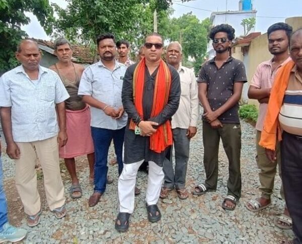 JAMSHEDPUR RURAL : राखा माइंस रेलवे स्टेशन की अधूरी सड़क पूरी कराने की मांग भाजपा&hellip;