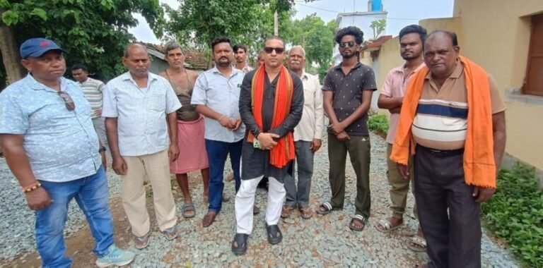 JAMSHEDPUR RURAL : राखा माइंस रेलवे स्टेशन की अधूरी सड़क पूरी कराने की मांग भाजपा नेता ने आंदोलन की दी चेतावनी