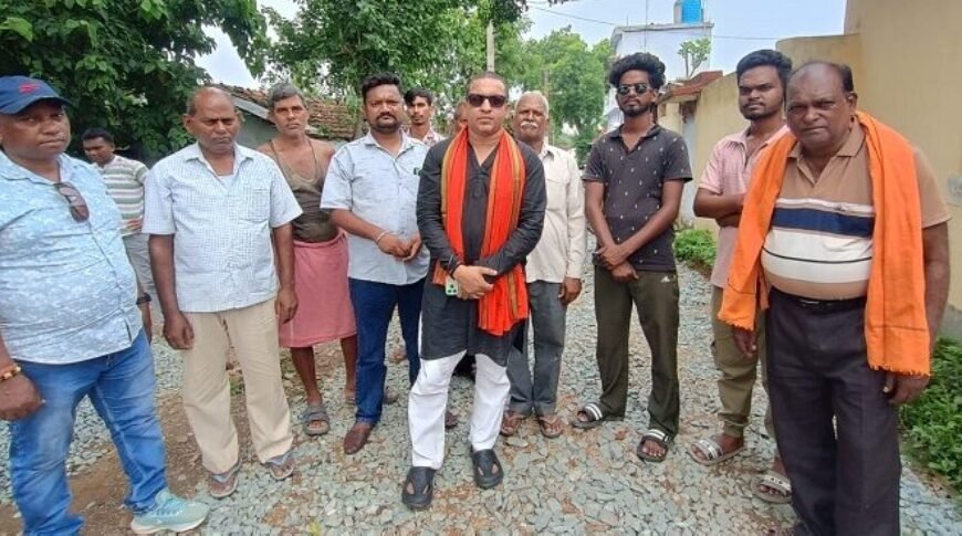 JAMSHEDPUR RURAL : राखा माइंस रेलवे स्टेशन की अधूरी सड़क पूरी कराने&hellip;