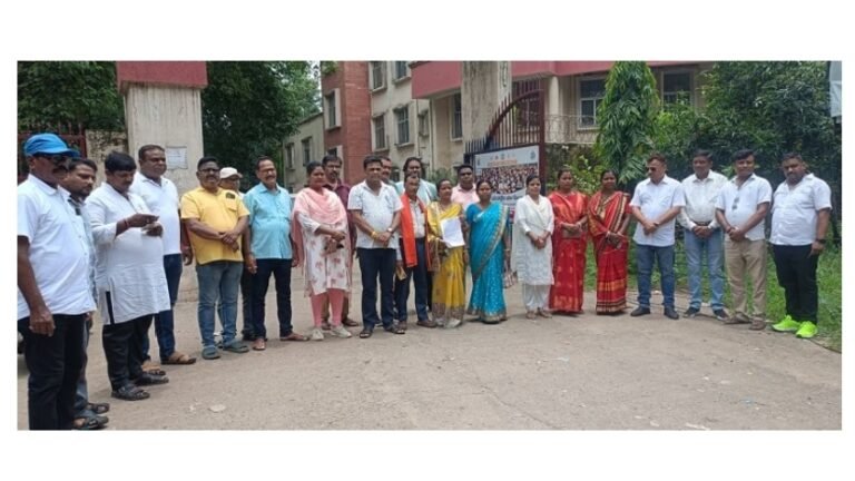 JHARKHAND :परसुडीह में बढ़ते अपराध पर भाजपा का आक्रोश थाना प्रभारी को सौंपा ज्ञापन..विशेष अभियान चलाने की मांग