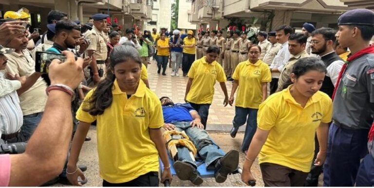 JAMSHEDPUR: जमशेदपुर में हवाई हमले जैसी आपात स्थिति से निपटने का मॉक ड्रिल राहत एवं बचाव तैयारियों का हुआ परीक्षण