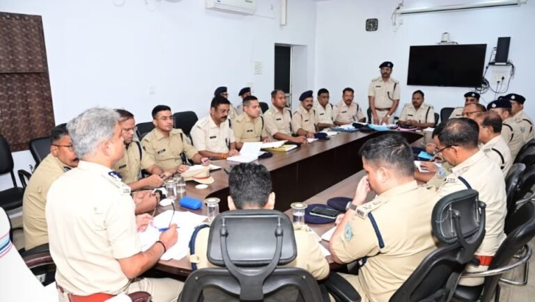 Jamshedpur: DD बार हिंसा मामले पर पुलिस मुख्यालय सख्त, ADG मनोज कौशिक ने जमशेदपुर में की उच्चस्तरीय समीक्षा बैठक…