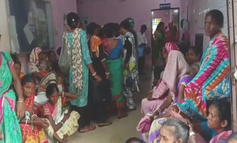 आदित्यपुर नगर निगम में सफाई कर्मियों का प्रदर्शन, न्यूनतम मजदूरी और PF-ESI की मांग