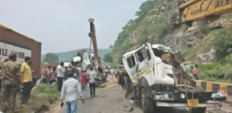 रामगढ़: चुटूपालू घाटी में बेकाबू ट्रेलर ने मारी कई वाहनों को टक्कर, कई लोग घायल