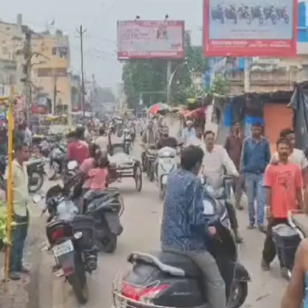 बोकारो: अतिक्रमण हटाने के लिए नगर निगम का अभियान, सड़क और नालियों से हटाई गईं&hellip;