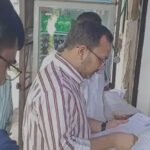 Saraikela News: सरायकेला में घर-घर पहुंचकर मतदाता सत्यापन अभियान का निरीक्षण