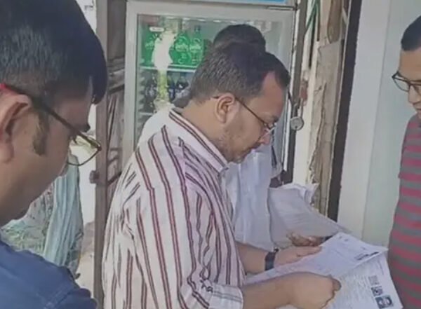 Saraikela News: सरायकेला में घर-घर पहुंचकर मतदाता सत्यापन अभियान का निरीक्षण