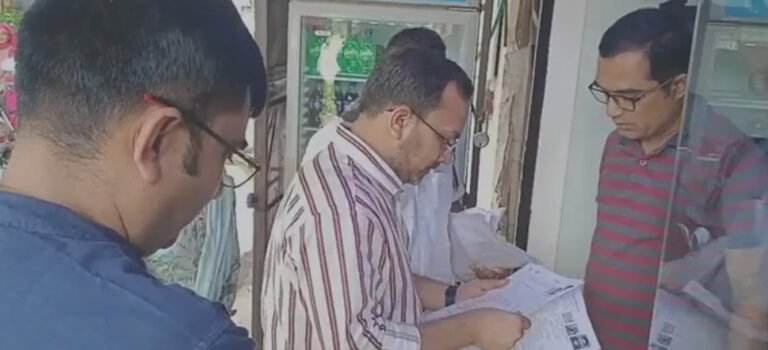Saraikela News: सरायकेला में घर-घर पहुंचकर मतदाता सत्यापन अभियान का निरीक्षण