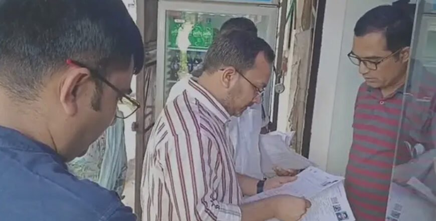 Saraikela News: सरायकेला में घर-घर पहुंचकर मतदाता सत्यापन अभियान का निरीक्षण