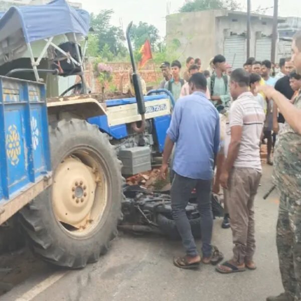 Ramgarh News: ट्रैक्टर की टक्कर से बाइक सवार तीन लोग घायल, एक की हालत गंभीर