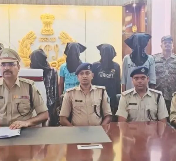 Pakur News: पाकुड़ पुलिस ने अंतरराज्यीय चोर गिरोह का किया पर्दाफाश, चार आरोपी गिरफ्तार