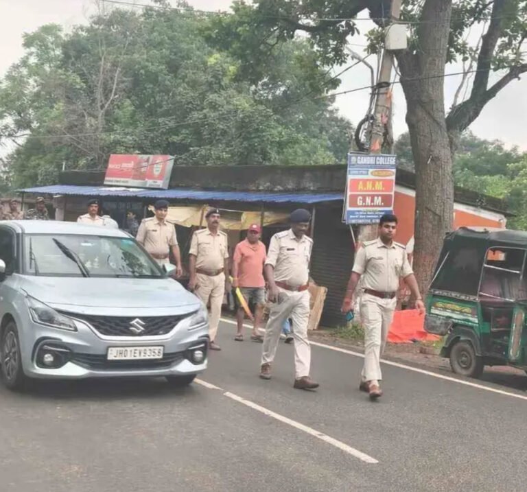 Adityapur News: बाजारों में आरआईटी थाना पुलिस का पैदल मार्च, सुरक्षा व्यवस्था का लिया जायजा