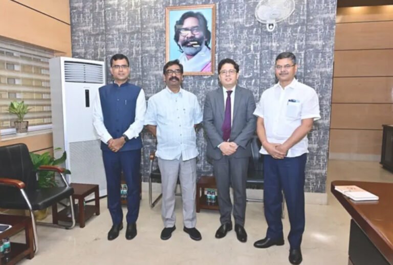 IFS Officers Meeting: मुख्यमंत्री ने विदेशी सेवा अधिकारियों से निवेश और विकास पर की चर्चा