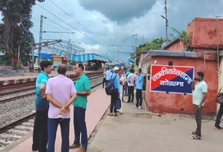 Koderma News: रेलवे ट्रैक पर रेलवे अधिकारी का शव मिलने से सनसनी, जांच जारी