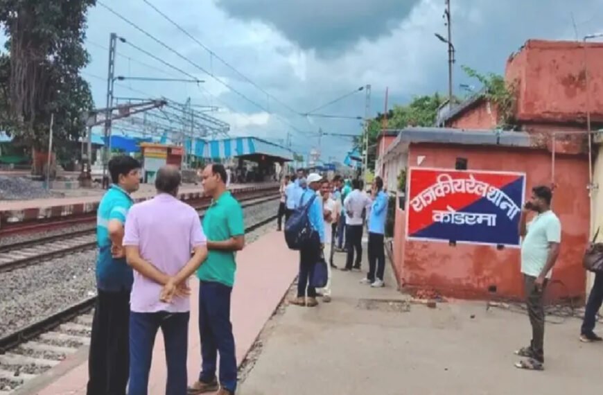 Koderma News: रेलवे ट्रैक पर रेलवे अधिकारी का शव मिलने से सनसनी,&hellip;