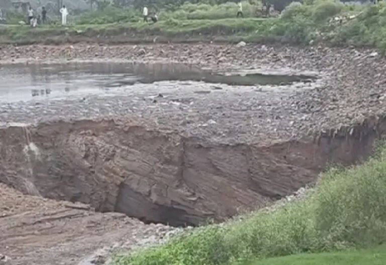 धनबाद में भू-धसान से दहशत, तालाब जमीन में समाया, कई घरों में पड़ी दरारें