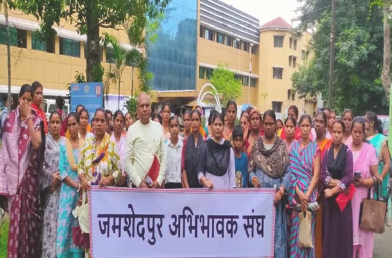 सोनारी के स्कूल पर फीस मांगने का आरोप, अभिभावक संघ ने शिक्षा विभाग से की शिकायत