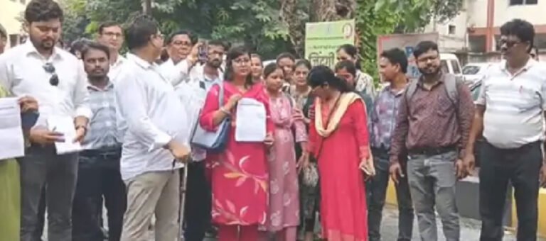 Jamshedpur News: पंचायत सचिवों ने लंबित मांगों को लेकर किया प्रदर्शन, सरकार से जल्द कार्रवाई की मांग