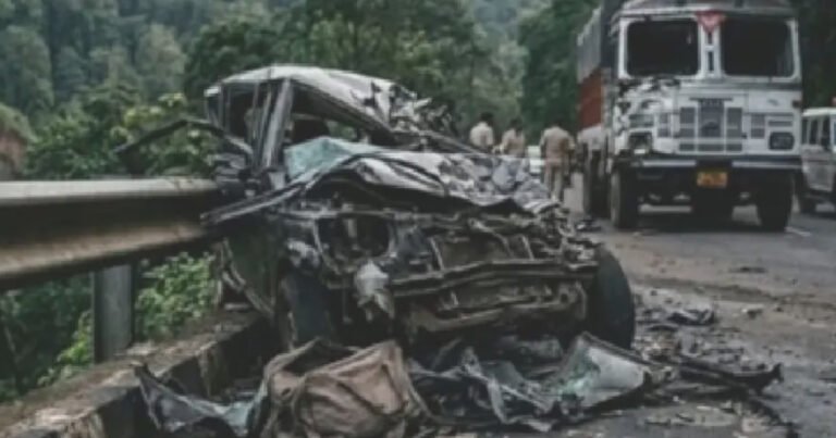 कर्नाटक में भीषण सड़क हादसा, कार और लॉरी की टक्कर में 7 लोगों की मौत, 2 की हालत गंभीर