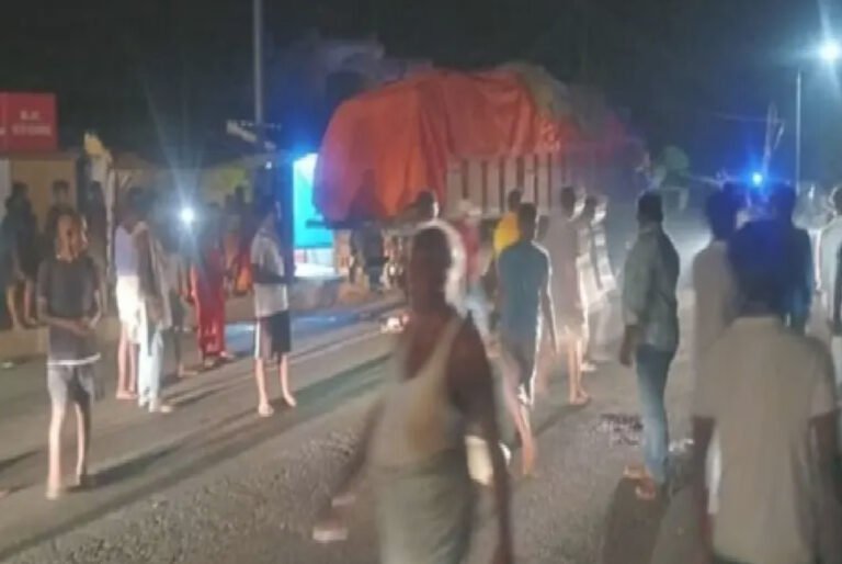 दुमका न्यूज: खड़े ट्रक से टकराई तेज रफ्तार बाइक, दो युवकों की मौत
