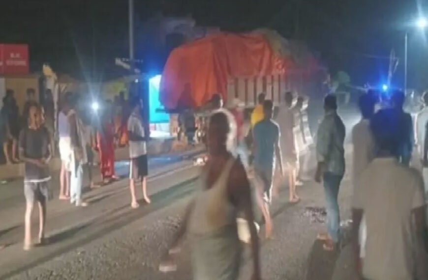 दुमका न्यूज: खड़े ट्रक से टकराई तेज रफ्तार बाइक, दो युवकों की&hellip;