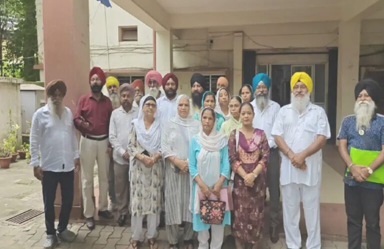 जमशेदपुर न्यूज: महिला ने फ्लैट पर कब्जा और धार्मिक ग्रंथ के अपमान का आरोप लगाकर पुलिस से कार्रवाई की मांग की