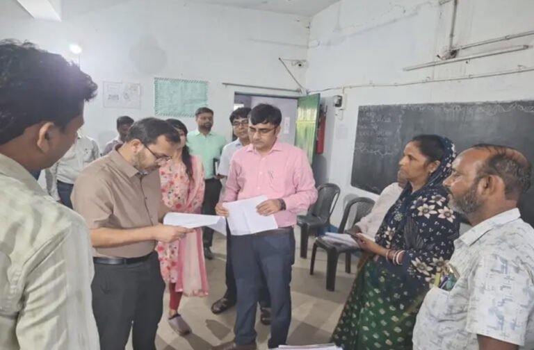 सरायकेला न्यूज: SIR-2026 अभियान की समीक्षा, उपायुक्त ने मतदान केंद्रों का किया निरीक्षण