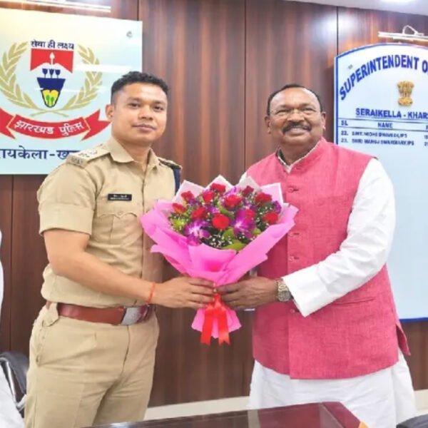 सरायकेला न्यूज: जेएमएम नेता प्रो. कालीपद सोरेन ने एसपी से की मुलाकात