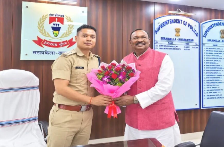 सरायकेला न्यूज: जेएमएम नेता प्रो. कालीपद सोरेन ने एसपी से की मुलाकात