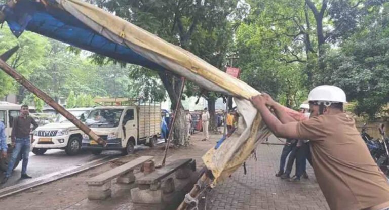 Jamshedpur News: सिदगोड़ा और बारीडीह में चला अतिक्रमण हटाओ अभियान, 20 अवैध दुकानें हटाईं