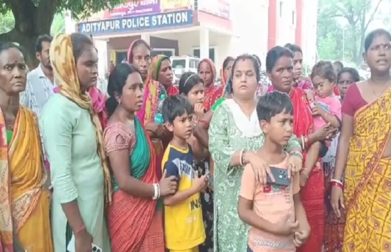 आदित्यपुर न्यूज: काड़ा हत्याकांड पर भड़का लोगों का गुस्सा, न्याय की मांग को लेकर थाने का घेराव