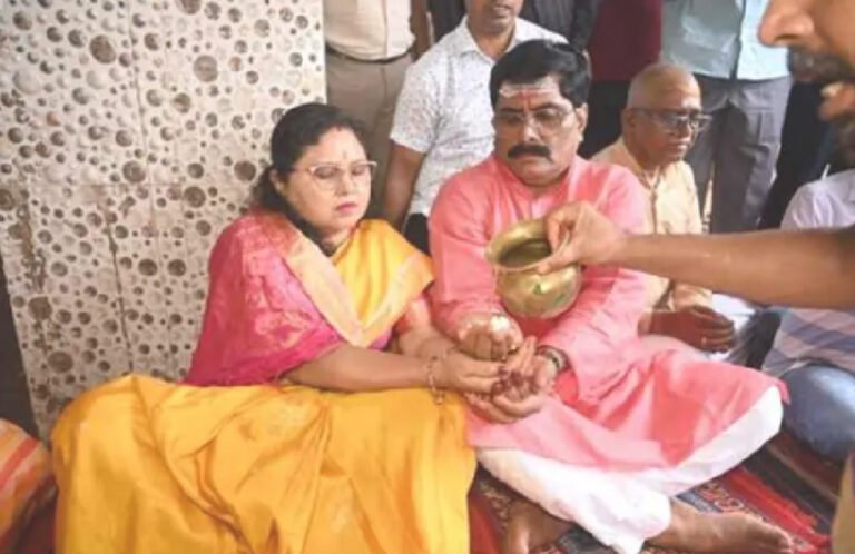 देवघर न्यूज: बाबा बैद्यनाथ धाम पहुंचे मंत्री योगेंद्र प्रसाद, राज्य की खुशहाली की कामना की