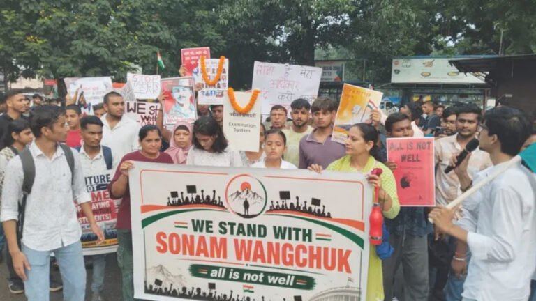 जमशेदपुर: AISO के बैनर तले छात्रों ने किया प्रदर्शन, पेपर लीक के विरोध में शिक्षा मंत्री के इस्तीफे की मांग