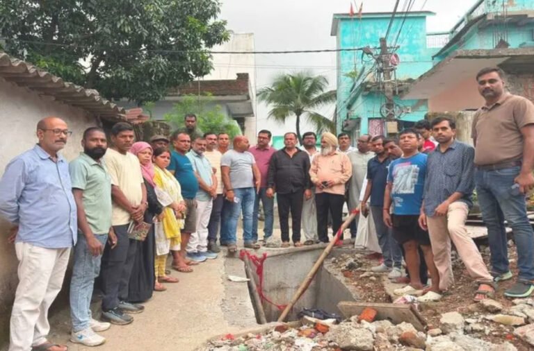 जमशेदपुर: मानगो में नालों की सफाई पर उठे सवाल, जनप्रतिनिधियों ने कई इलाकों का किया निरीक्षण