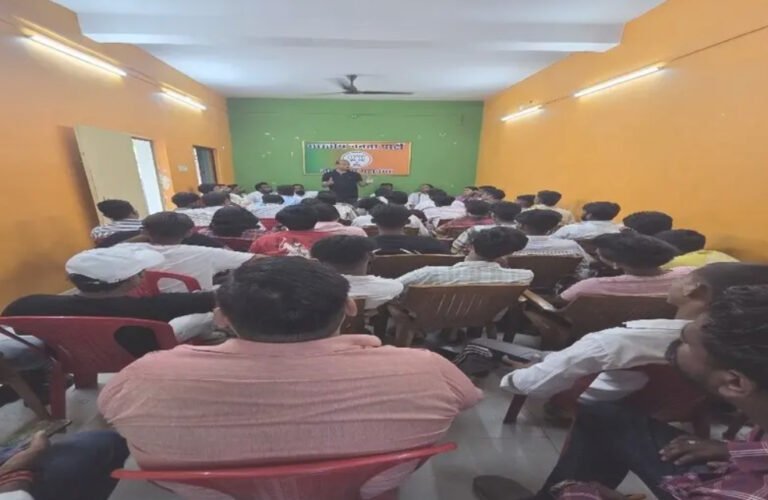 जमशेदपुर: मशाल जुलूस और JPSC घेराव की तैयारी में जुटा भाजयुमो, कार्यकर्ताओं को सौंपी जिम्मेदारी